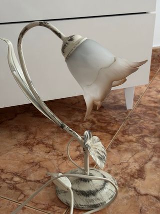 Lámpara de mesa estilo flor