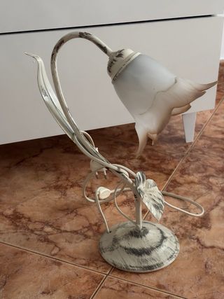 Lámpara de mesa estilo flor