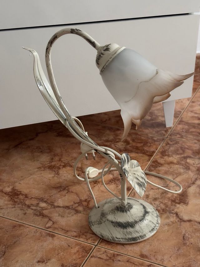 Lámpara de mesa estilo flor