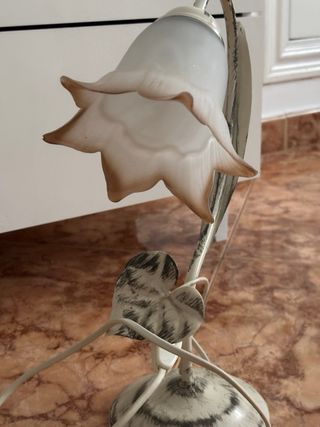 Lámpara de mesa estilo flor