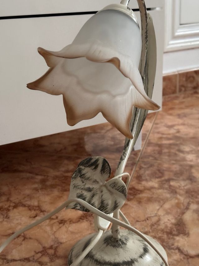 Lámpara de mesa estilo flor