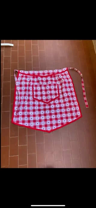 Grembiule a quadri con cuori