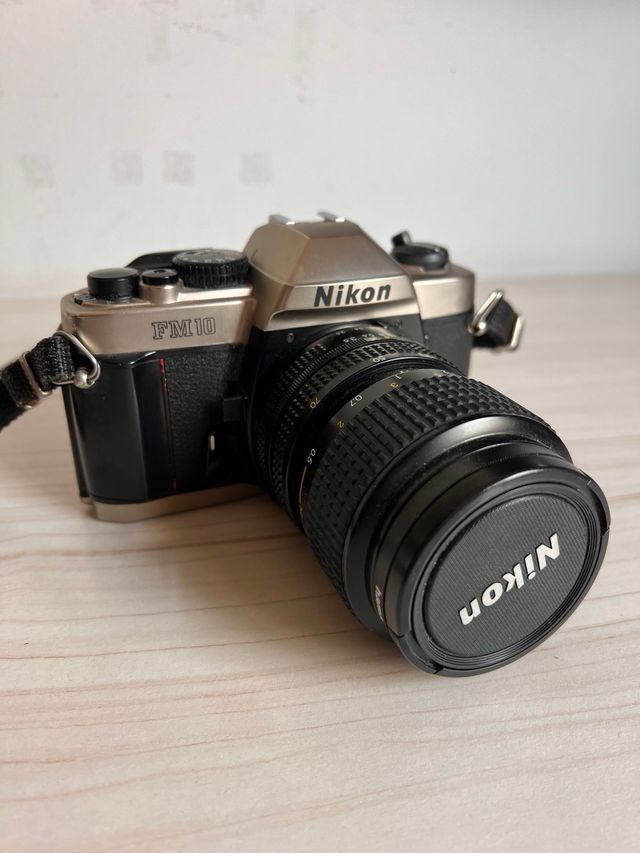Cámara Analógica Nikon FM10 Plata/Negro
