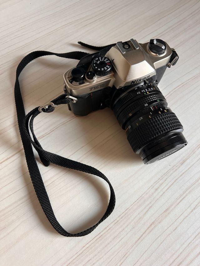 Cámara Analógica Nikon FM10 Plata/Negro