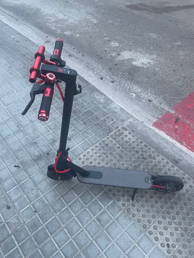 Patinete Eléctrico Rojo y Negro