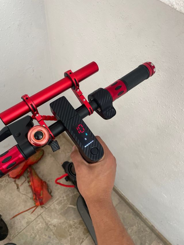 Patinete Eléctrico Rojo y Negro