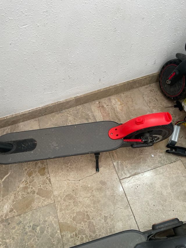 Patinete Eléctrico Rojo y Negro