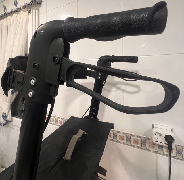 Andador con asiento y respaldo