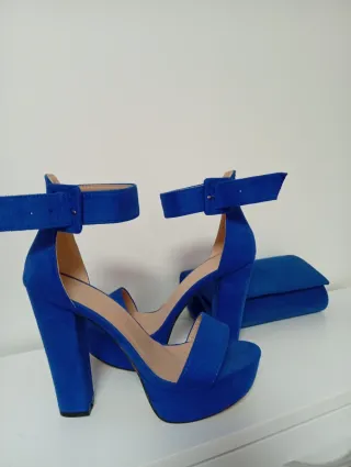 Zapatos de tacón azul con bolso a juego