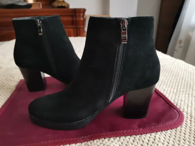 Botines negros de ante. MARCA RKS Talla 37