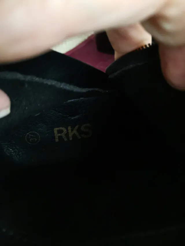 Botines negros de ante. MARCA RKS Talla 37