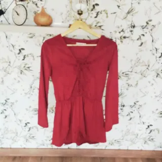 Mono rojo de manga larga