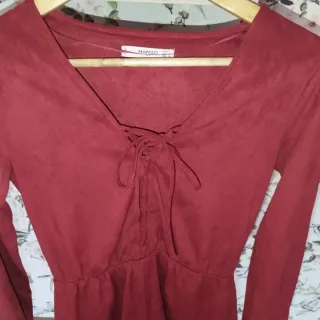 Mono rojo de manga larga