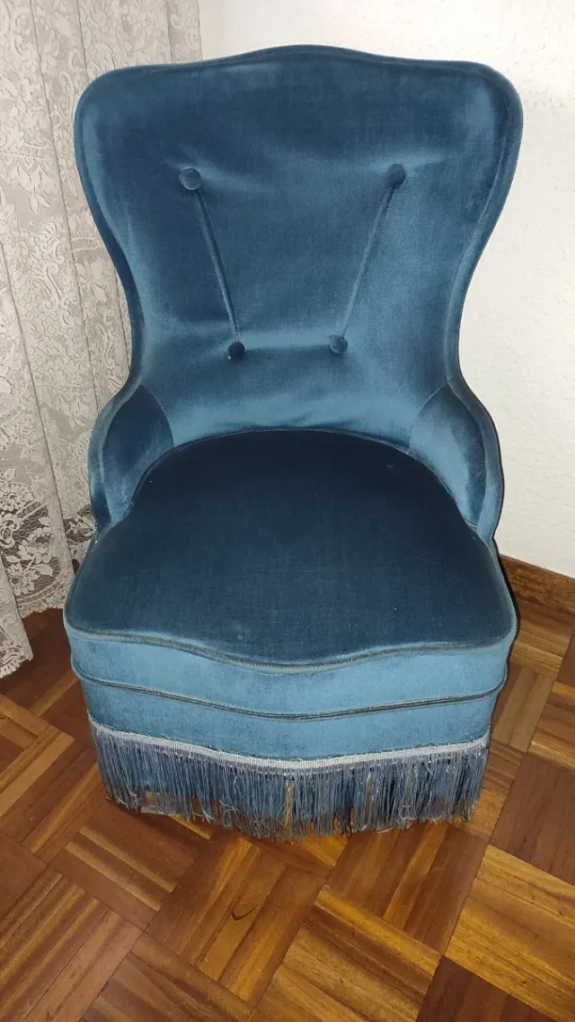 Sillón antiguo azul terciopelo