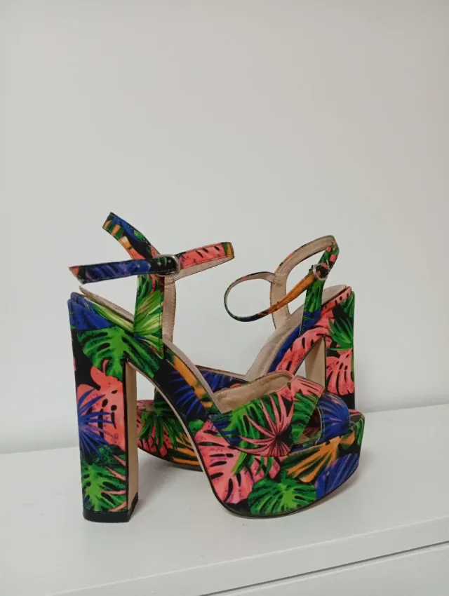 Sandalias de tacón con estampado tropical