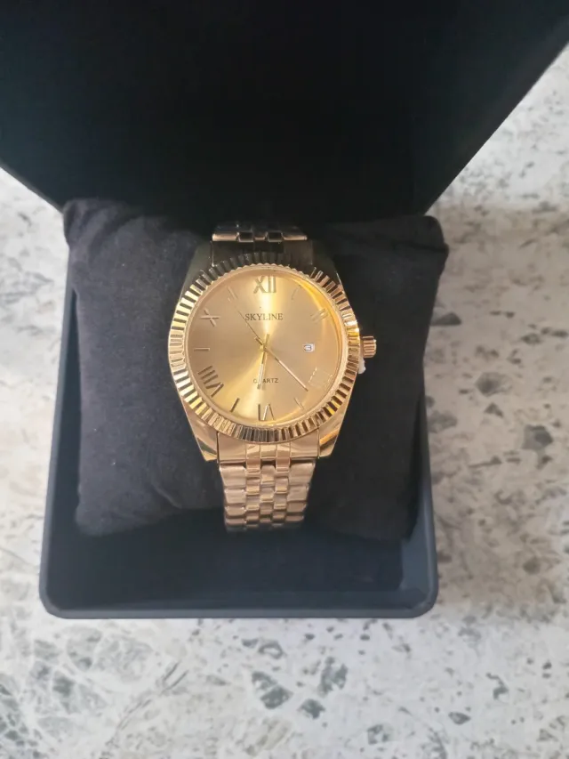 Reloj Skyline Dorado Pila