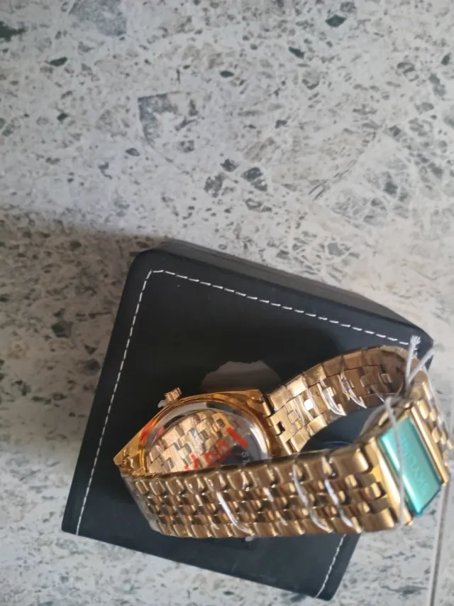 Reloj Skyline Dorado Pila