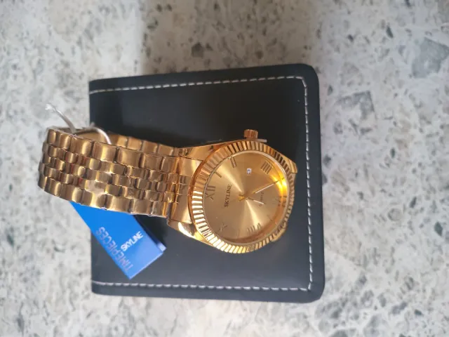 Reloj Skyline Dorado Pila