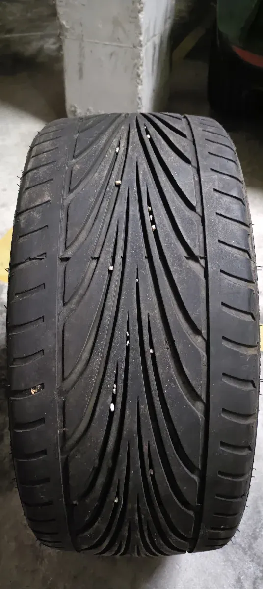 Neumático 215/35/18