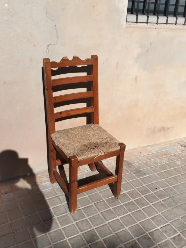 Due sedie rustiche molto robuste