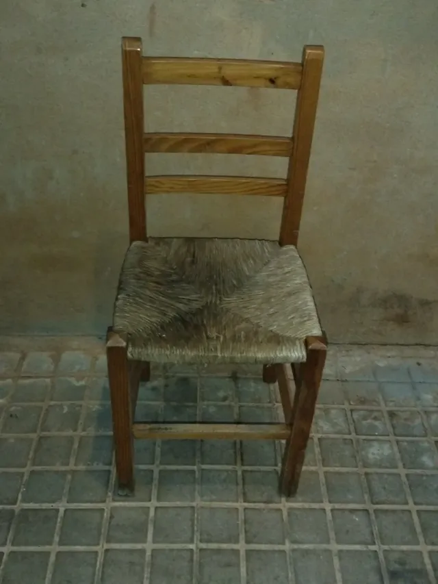 Due sedie rustiche molto robuste