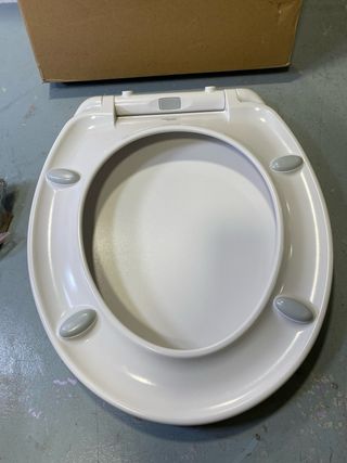 Assento de Sanita Oval Amazon Basics Branco