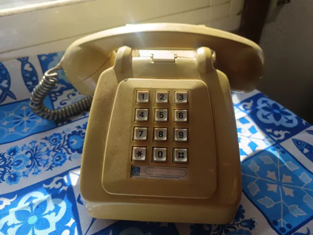 Teléfono antiguo beige teclas