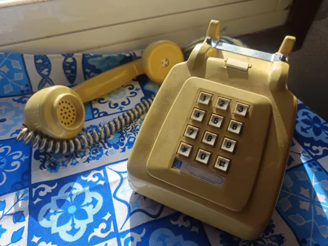 Teléfono antiguo beige teclas