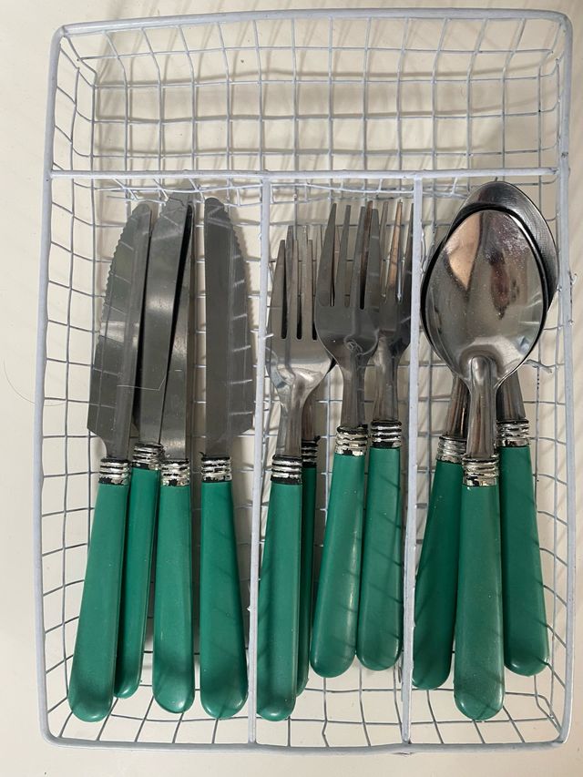 Cubertería verde y plateada