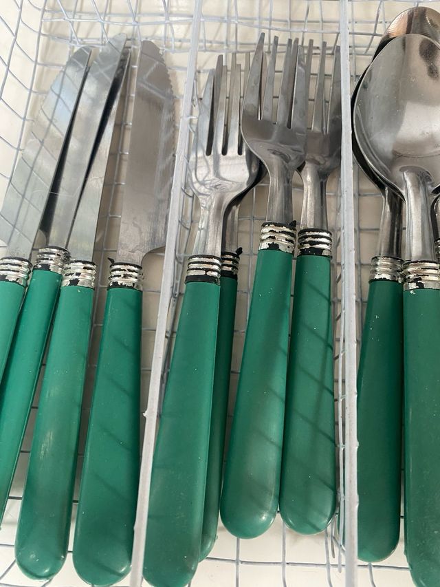 Cubertería verde y plateada