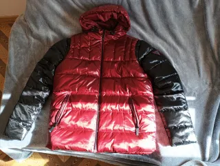 Chaqueta 2en1 Guess Plumas Roja y Negra.