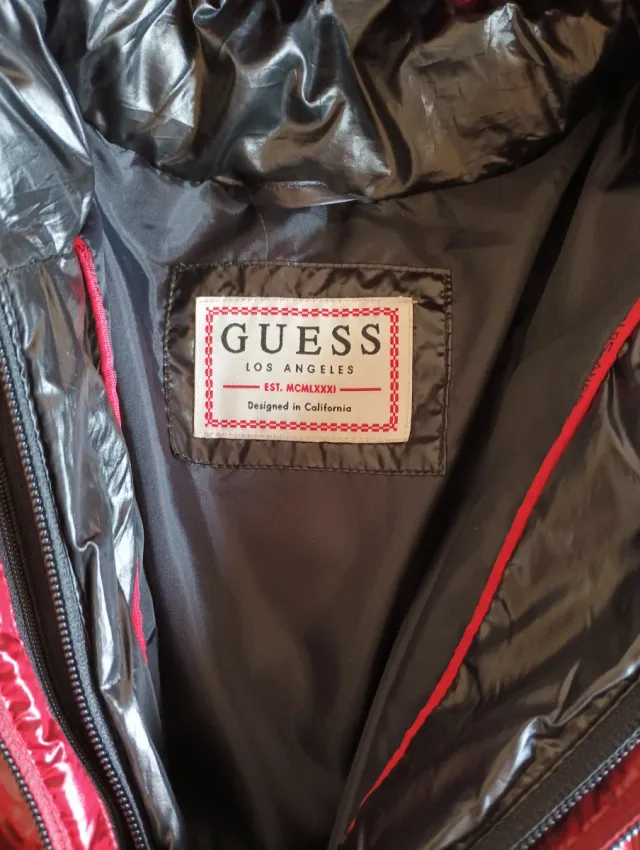 Chaqueta 2en1 Guess Plumas Roja y Negra.