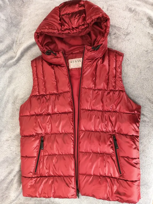 Chaqueta 2en1 Guess Plumas Roja y Negra.