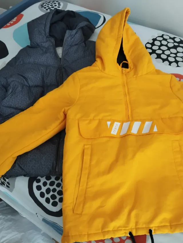 2 abrigos grises y amarillos de 10 años