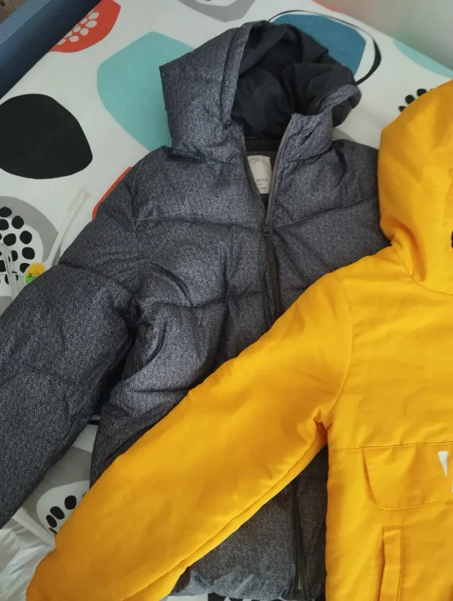 2 abrigos grises y amarillos de 10 años