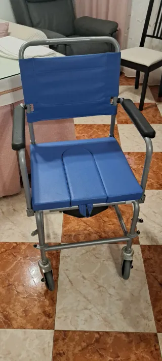 Silla de baño con ruedas