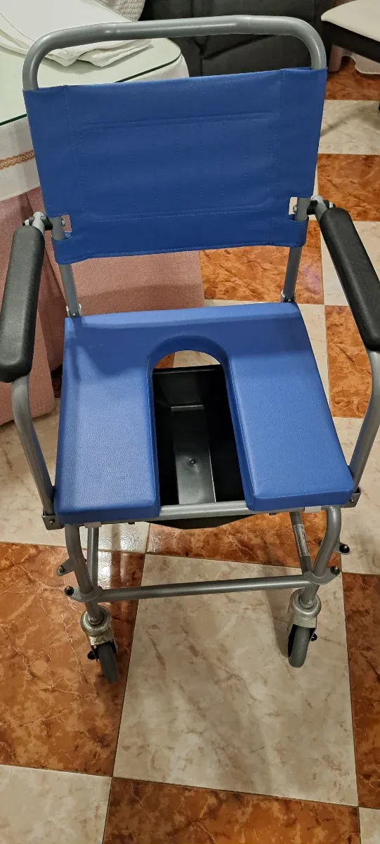 Silla de baño con ruedas
