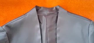 Chaqueta corta de raso gris acero