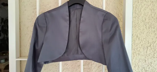 Chaqueta corta de raso gris acero