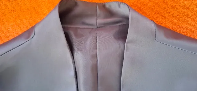 Chaqueta corta de raso gris acero