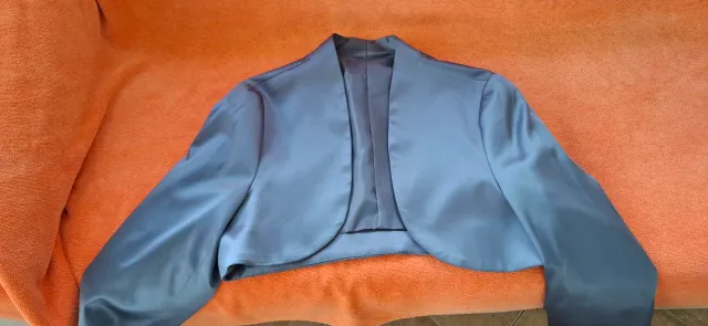 Chaqueta corta de raso gris acero