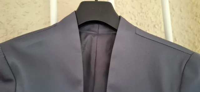 Chaqueta corta de raso gris acero