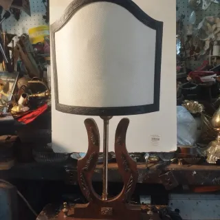 Lampada da tavolo arpa in legno e metallo