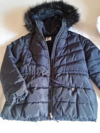 Abrigo negro con capucha y pelo