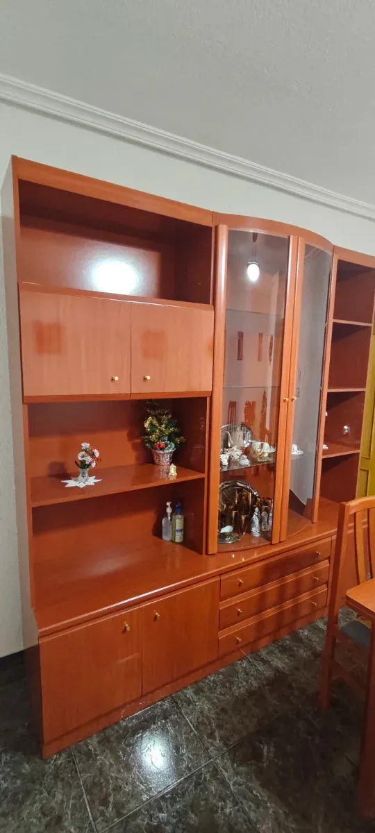 Mueble de comedor madera y cristal