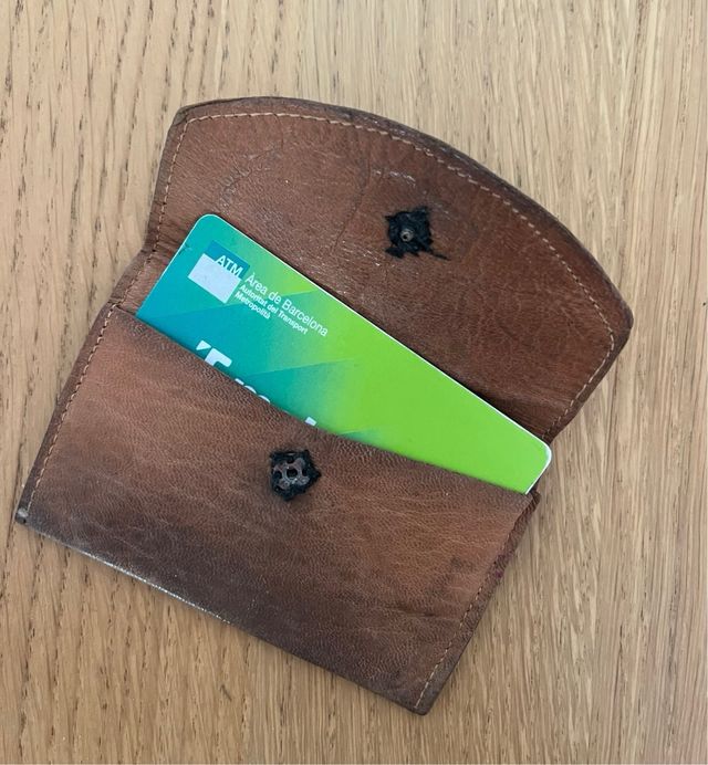 Pequeño monedero de piel antiguo