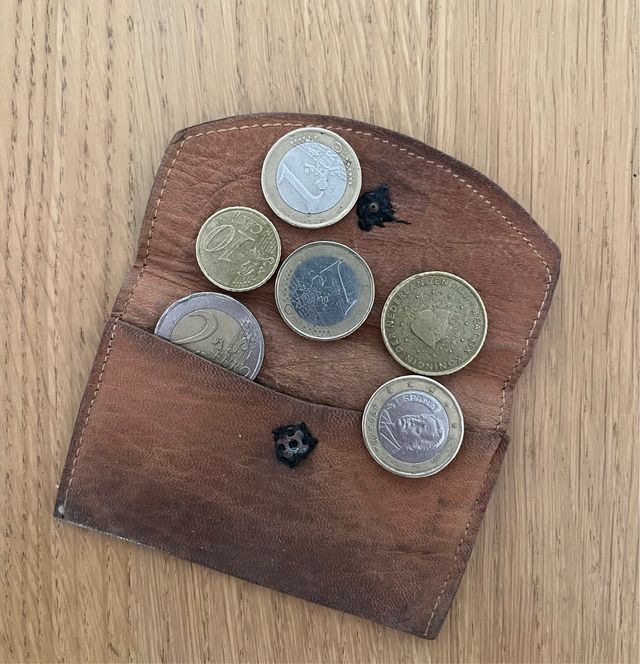 Pequeño monedero de piel antiguo