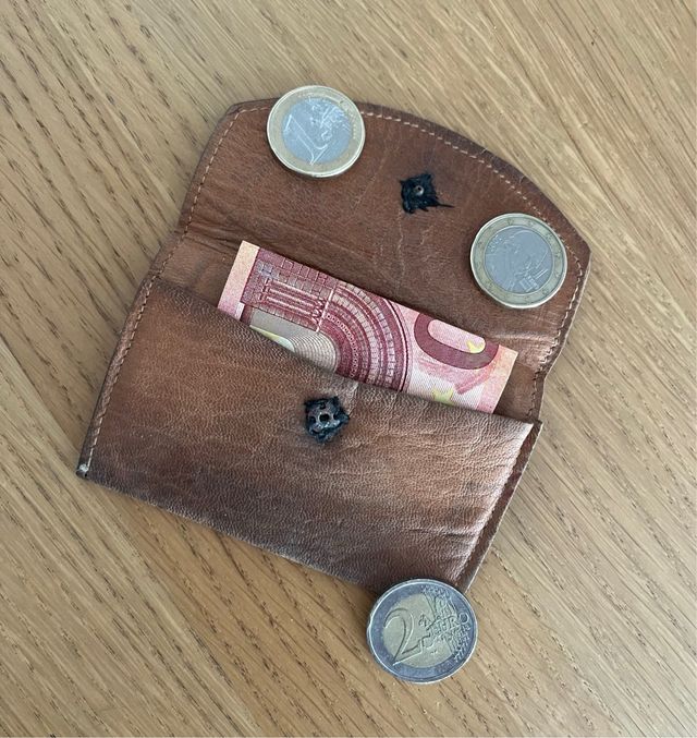 Pequeño monedero de piel antiguo
