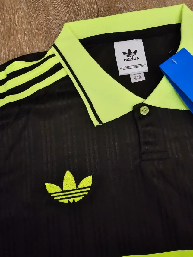 Camiseta Adidas Oasis Gira 2025 Negra/Amarilla