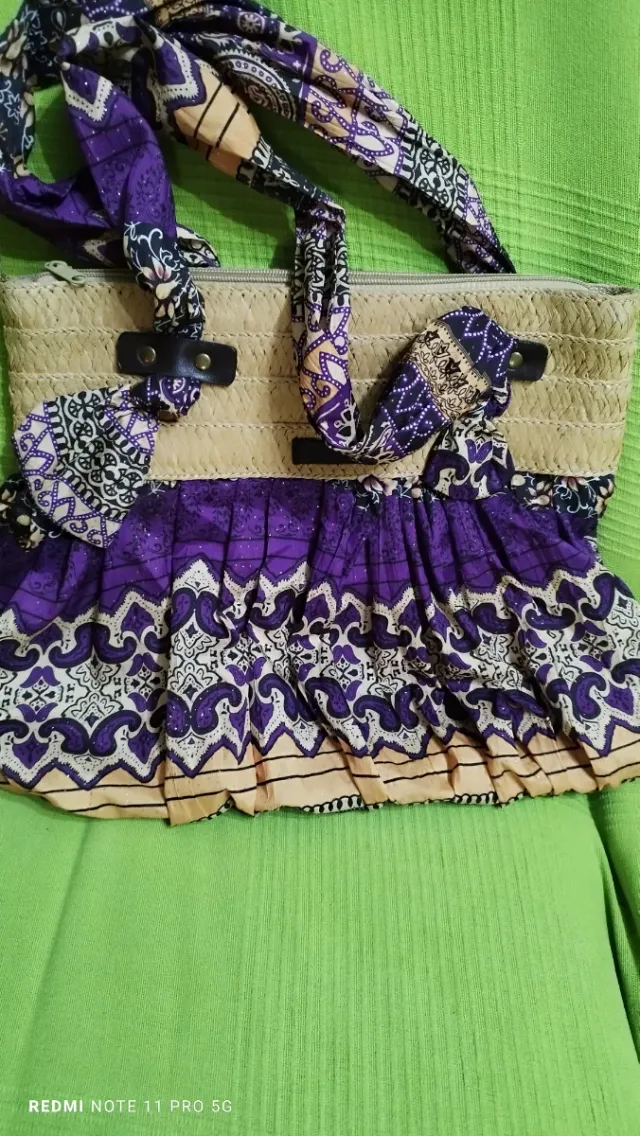 Bolso de mano tejido con detalles morados